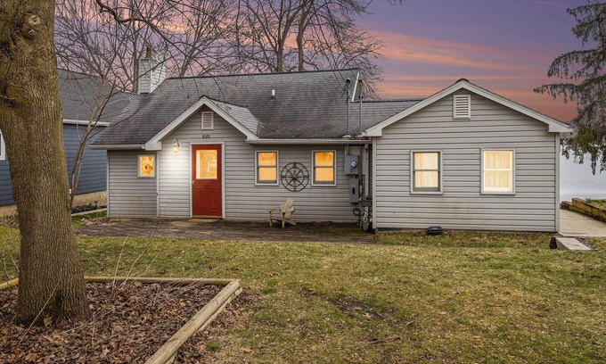 Holly Casa | Birmingham's Bungalow located on Tipsico Lake.