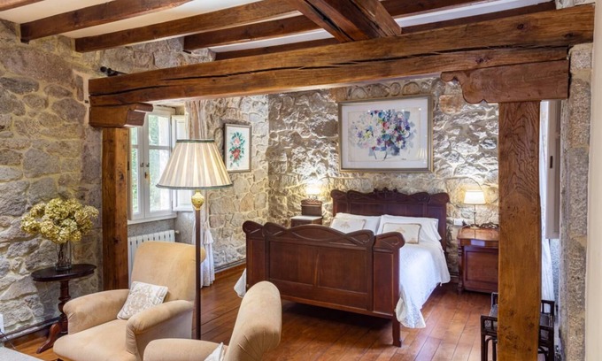 Puebla del Caraminal Cama Y Desayuno | Bisavoa: suite especial con muebles de más de 300años