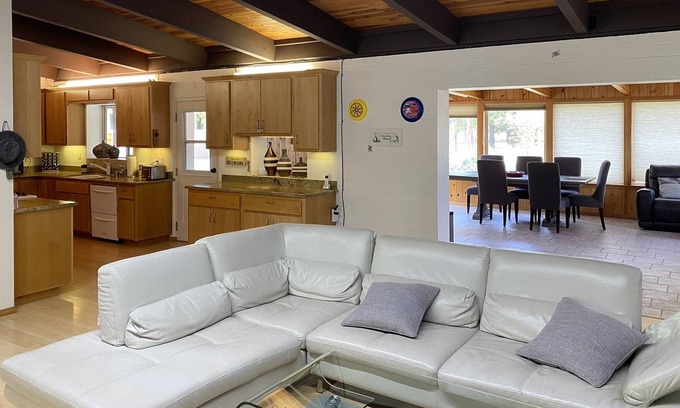 West Bishop Casa | Bishop FullHouse great for families and friends