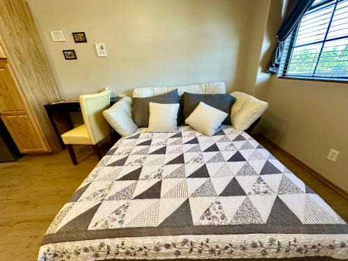 Heber Casa | Bison Bungalow Suite on top of the AZ White Mountains