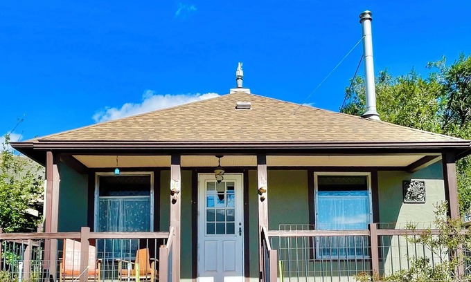 Gardiner Casa | Bison Bungalow: views of Yellowstone, 2-bedroom house & WiFi, Gardiner, MT