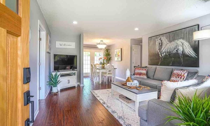 Madison Casa | ‘Bit-O-Glam’ Welcomes You! Beautiful 3 Bedroom 2 Bath Home!