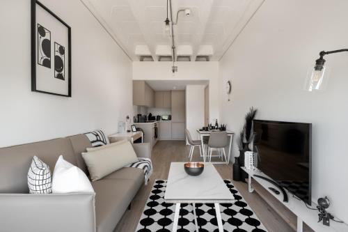Central Milton Keynes Apartamento | Black and White 1 BR Business stays Above MK Train Station