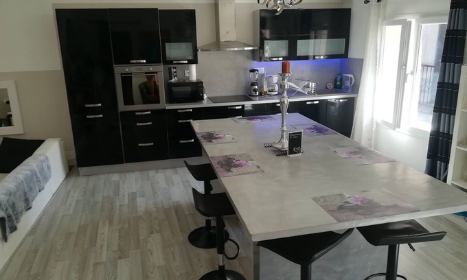 Alignan-du-Vent Apartamento | Black and White