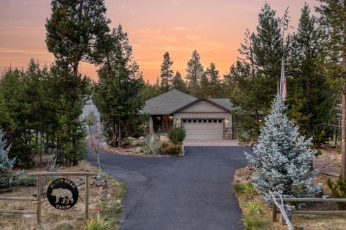 Oregon Water Wonderland Casa | Black Bear Cabin by AvantStay Modern Bend Escape Mt. Bachelor Ski Cabin