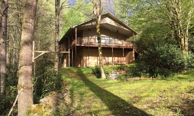 Barnardsville Casa | Black Bear Cottage por el arroyo