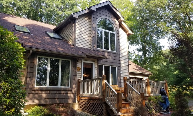 Jim Thorpe Cabaña | Black Bear Cottage in Jim Thorpe with Indoor Hot Tub