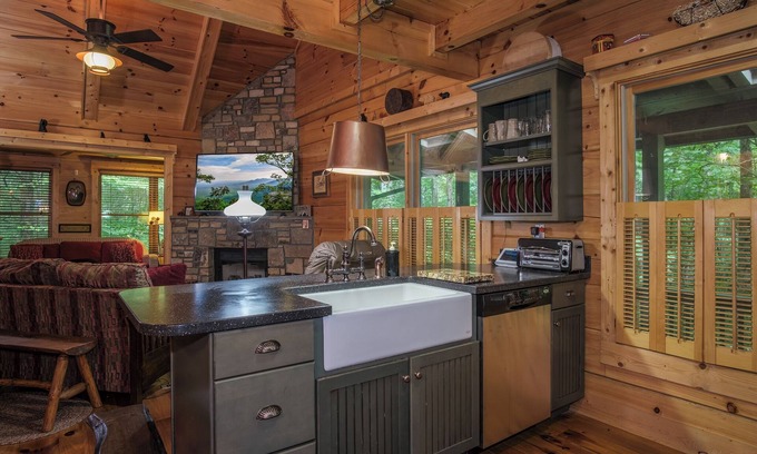Penrose Cabina | Black Bear Lodge near Dupont State Forest