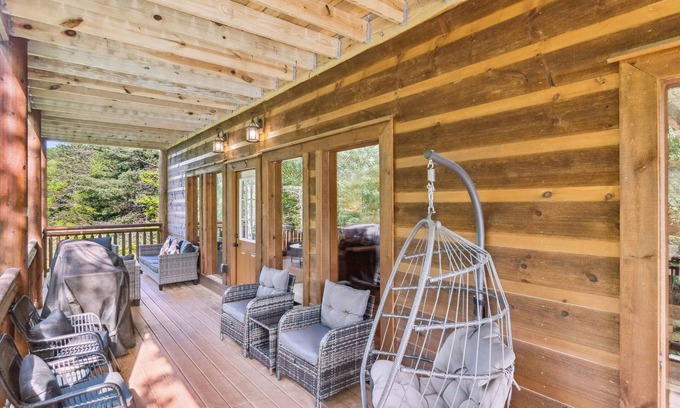 Caton Cabina | Black Bear Splash 6 Bedroom Cabin by RedAwning