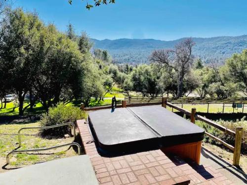 Oakhurst Casa | Black Bear Suite Hot Tub Sleeps 4 affordable
