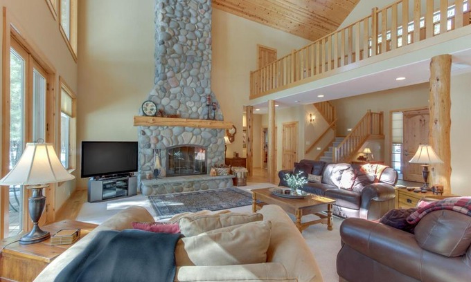 Black Butte Ranch Casa | Black Butte Manor Bordering Forest