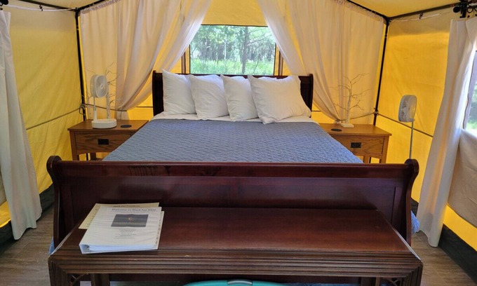 Mid America Apartamento | Black Fox Den: A Woodland Glamp - Dog Friendly