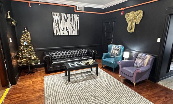 St. Charles Historic District Casa | Black & Gold suite 202 -ADA Room