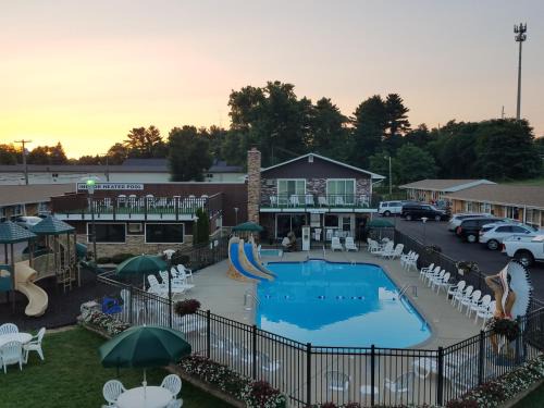 Wisconsin Dells Hotel | Black Hawk Motel & Suites