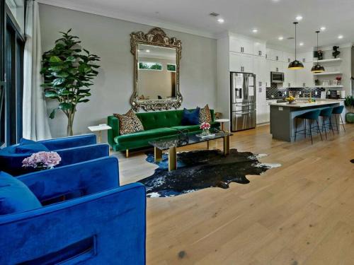 Northside Casa | Black House - Downtown Elegance with HotTub and King Beds