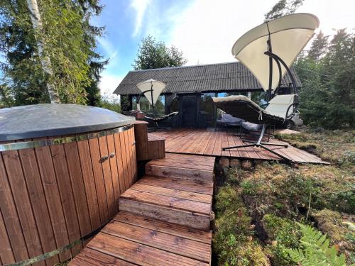 Pedvale Chalet De Esquí | Black house in the forest with Hot Tube and Home theater for movies