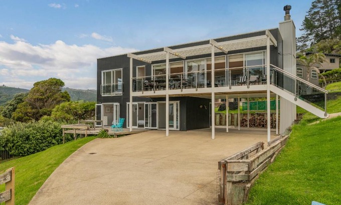 Kuaotunu Casa | Black House Lookout - Kuaotunu Holiday Home
