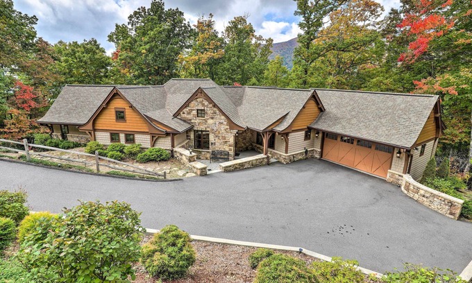 Laurel Ridge Casa | Black Mountain Lodge: Stunning Mountain Lodge near Asheville--with Breathtaking Views!