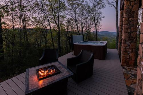 Black Mountain Casa | Black Mountain Log Cabin Secluded, Pet-friendly 3BD with Hot Tub & Views!