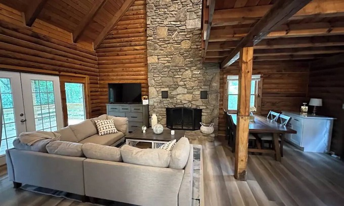 Black Mountain Cabina | Black Mountain Retreats - Two Cabins & Game Room