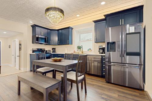 Rutland Casa | Black Pearl