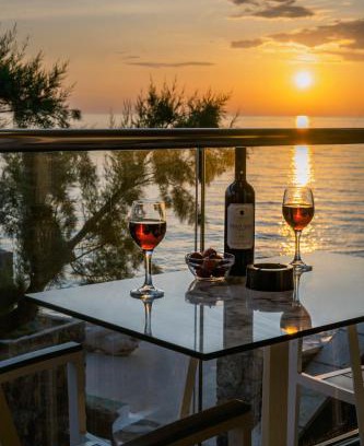 Agios Gordios Casa | Black Rocks Luxury Seafront Beach Suite