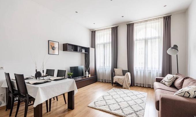 Prague 5 Apartamento | Black Swan Apartment - 50 Meters from Dancing House