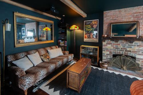 Lewes Casa | Black Tile Cottage