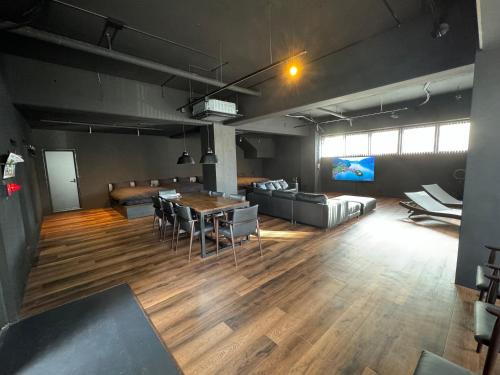 Maejima Apartamento | Black Villa Naha 最大8名宿泊可 136平米 美栄橋駅 徒歩1分