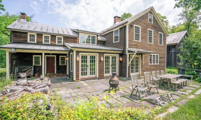 Milton Casa | Black Walnut Tree Farm: Farmhouse on 50 Acres