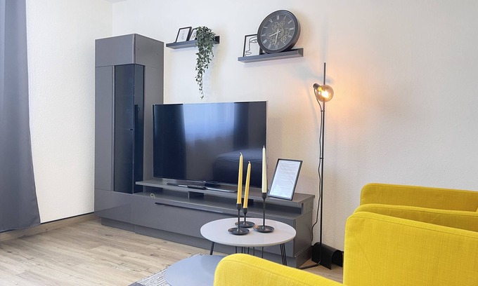 Bielefeld Condominio | Black%Yellow Designer Apartment Bielefeld