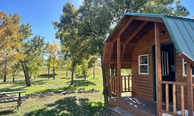 Sturgis Cabina | Blackhills Cabin with 2 Twin Beds in Sturgis, SD. Blocks to Downtown, Close to Deadwood, Spearfish and Mt. Rushmore