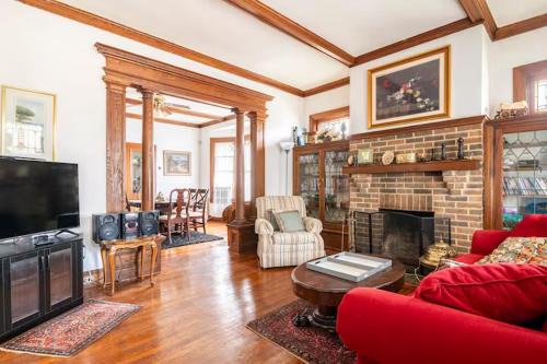 York Casa | Blackjack's Bungalow King Queen WD Full Kitchen Wifi Desk