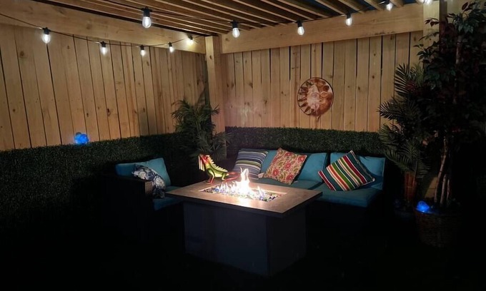 Taylor Berry Casa | Blacklight in the Bluegrass | Hot Tub