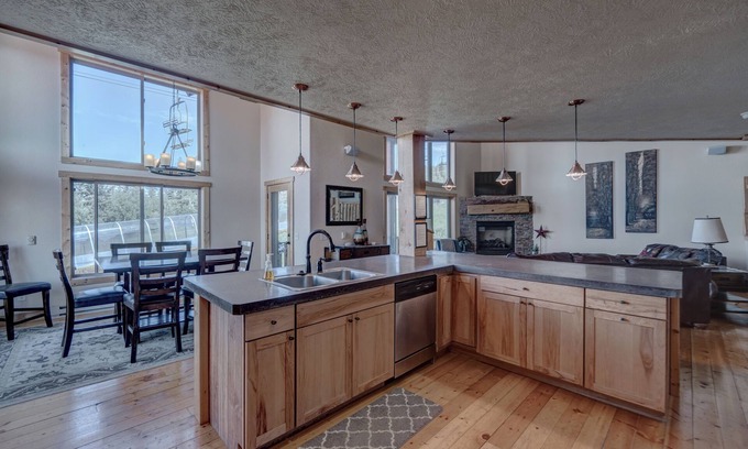 Lead Chalet De Esquí | Blackmoon 3 BR Chalet at Terry Peak with Outdoor Hot Tub - Sleeps 16