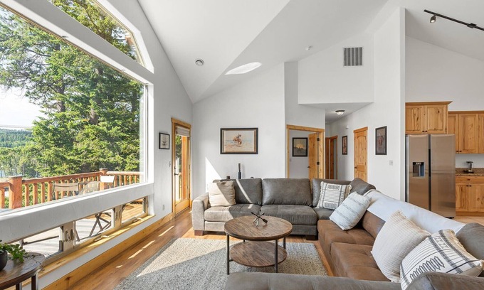 Somers Cabina | Blacktail Retreat | Close to Skiing & Glacier Park
