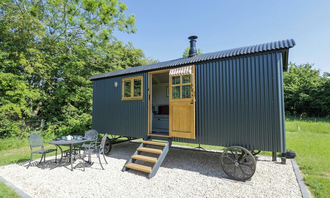 South Leigh Cabaña | BLACKTHORN, with pool in Witney
