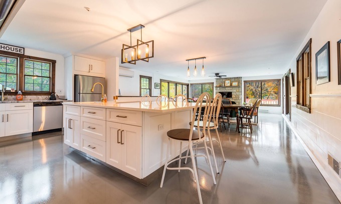 Woodbury Casa | Blackwoods Old Country Home 5 Bedroom Home by RedAwning