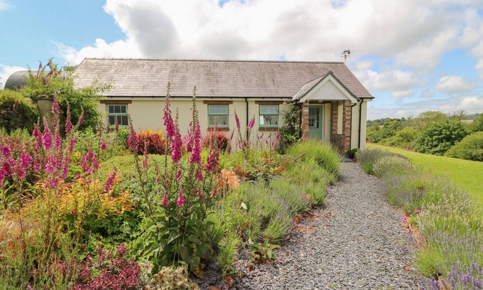Carmarthen Cabaña | BLAENFFYNNON BACH, pet friendly, country holiday cottage in Crymych