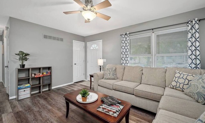O'Fallon Casa | Blair's House in O'Fallon 3 Bed 1.5 Bath Game Room