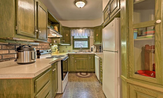 Briar Crest Woods Casa | Blakeslee Hideaway w/ Lake Access: 3 Mi to Ski!