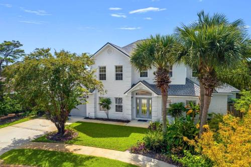 Avalon Beach Estates Casa | Blanc Bao With Pool And Pickleball