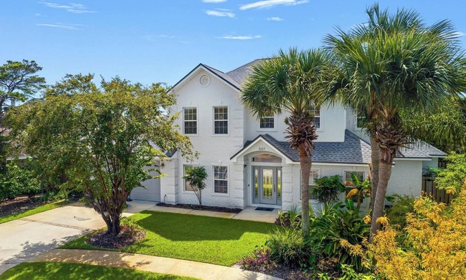Avalon Beach Estates Casa | Blanc Bao with Tennis and Large Pool