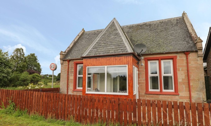 Marybank Cabaña | BLANTYRE COTTAGE, pet friendly, with a garden in Muir Of Ord
