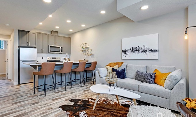North Central Edmonton Apartamento | Blatchford. 1GB. Sleeps 4. 2 BED. 2 Queens.