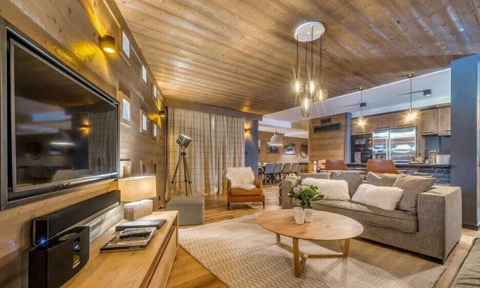 Val-d'Isere Apartamento | Blazing Sunflower Apartment with Fancy Interiors