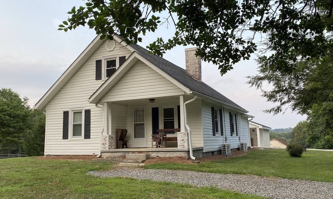 Dobson Cabaña | Bledsoe’s River Inn. Cottage in the heart of wine country near Mtns. & Mayberry