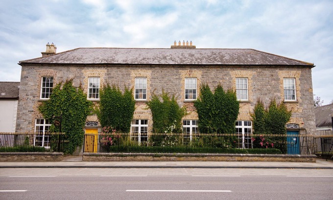 Abbeyleix Casa | Blend of historic elegance and modern comfort. Family and Pets-Friendly.