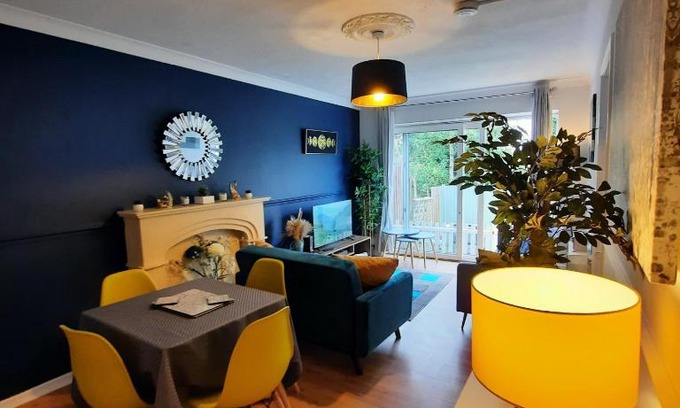 Birmingham Apartamento | Blenheim Way is a beautiful apartment in a quiet location yet minutes from major attractions Sleeps 6