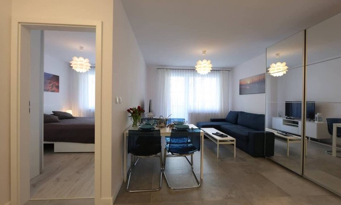 West Pomeranian Voivodeship Apartamento | Apartamento Blizej Morza 14/17 con dormitorio y balcón.
